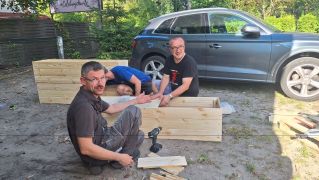 Kolejne skrzynie w wykonaniu rodziców
