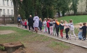 Dzieci ustawiają się grupami na miejscu zbiórki