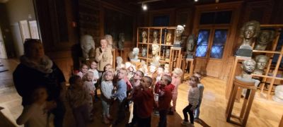 Dzieci zwiedzają muzeum.