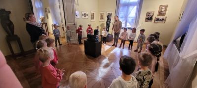 Dzieci zwiedzają muzeum.