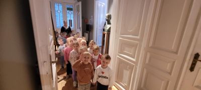 Dzieci zwiedzają muzeum.