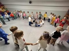 Zabawa integracyjna w kole.