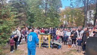 Rozgrzewka sportowa dla wszystkich rodziców i dzieci