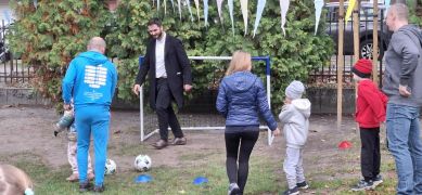 Rodzic stoi na bramce