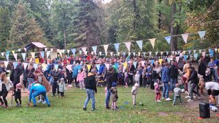 Zawodnicy czekają przed bramką na strzelenie gola