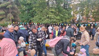 Rodzice i dzieci na podwórku
