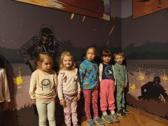 Dzieci zwiedzają muzeum