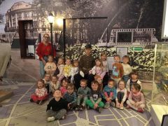 Dzieci zwiedzają muzeum