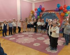 Dzieci występują przed rodzicami