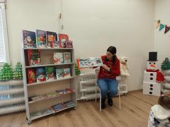 Pani bibliotekarka czyta dzieciom.