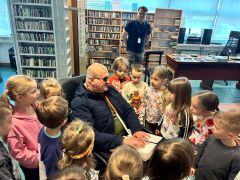 Dzieci w bibliotece.