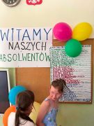 Dzieci wpisują się na listę obecności.