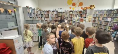 Dzieci w bibliotece.