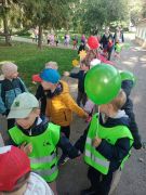 Dzieci z przedszkola na wspólnym spacerze z balonami.